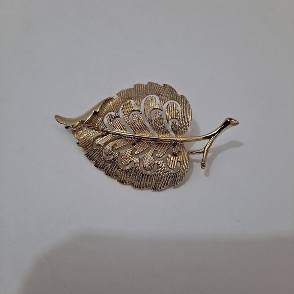 Goldtone Leaf brooch NWOT - Picture 4 of 7